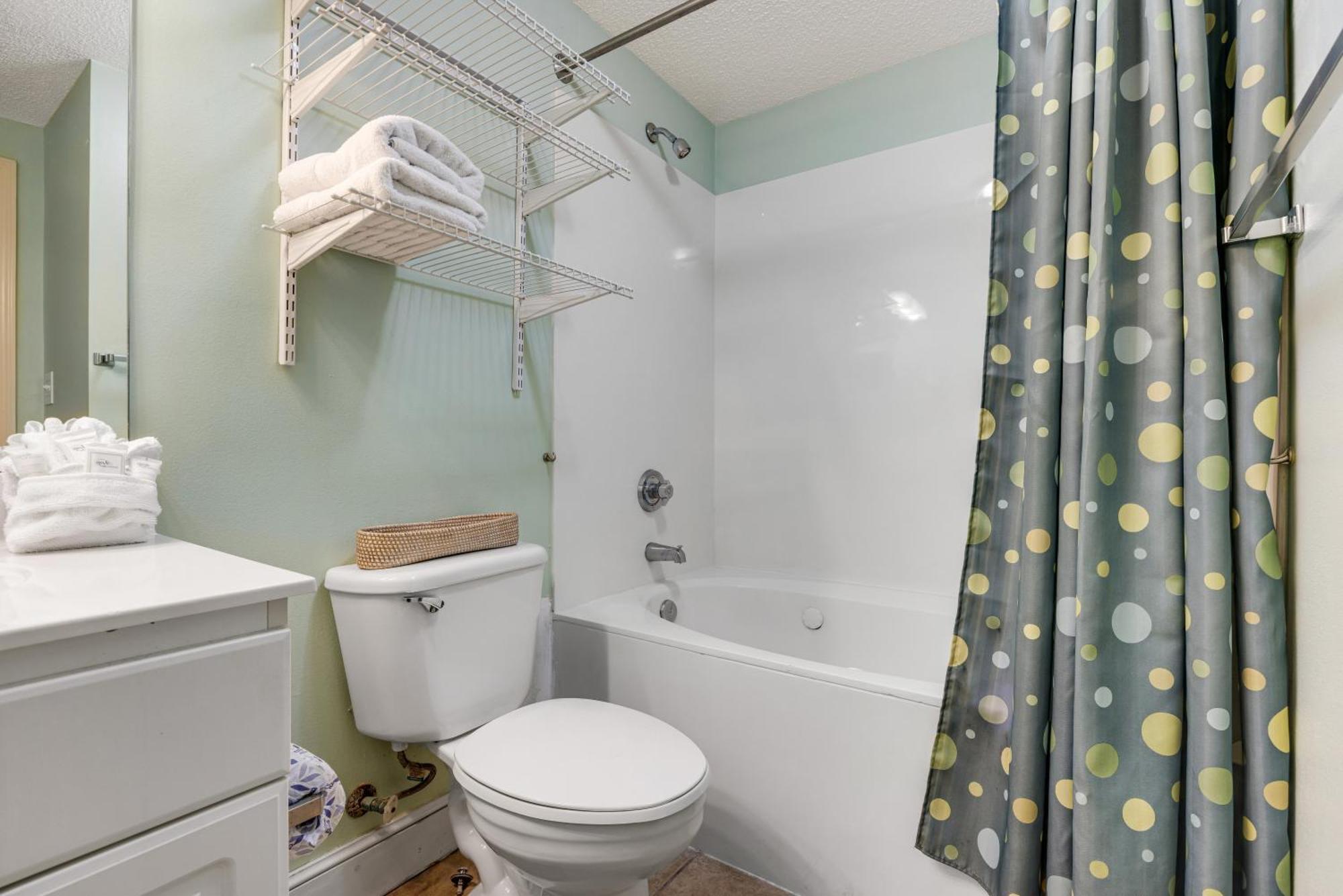 Holiday home Parking Fee Included-majestic 1-1306! Gulf Front 1bedroom, Pool,hot Tubs,tennis